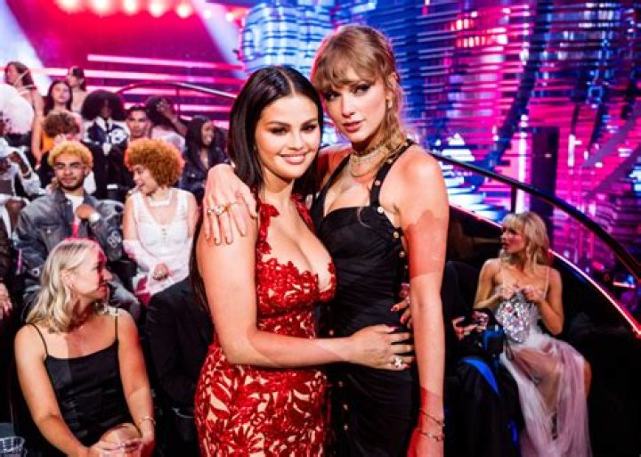 Selena Gomez and Taylor Swift sharing a kiss has fans going wild